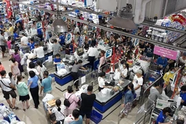 Một số cửa hàng tiện lợi mở cửa 24/24 phục vụ Tết