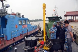 Phát hiện hai tàu Hàn Quốc bơm xăng A95 trái phép