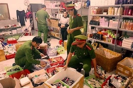 Phát hiện cơ sở làm giả nhái 10.000 chai mỹ phẩm hàng hiệu