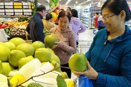 Cửa hàng đông khách nhờ chiêu... livestream, ném sản phẩm