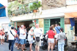 Đoàn khách Ba Lan trải nghiệm tour 'Biệt động Sài Gòn'