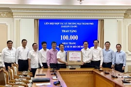 Co.op tặng ngành y tế TP.HCM 100.000 khẩu trang chống COVID-19