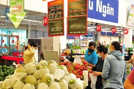 Mua thực phẩm tích trữ giảm mạnh, hàng đầy ắp kệ 