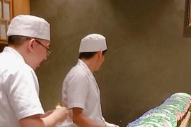 Thưởng thức miễn phí maki sushi khổng lồ nặng 8 kg