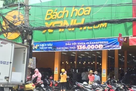 Dân đang thiếu nhưng siêu thị phải hủy thực phẩm vì 'giấy xét nghiệm'