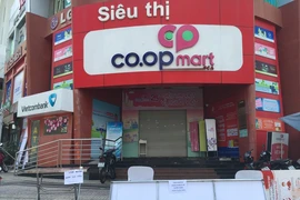 Một số siêu thị tạm ngưng phục vụ sáng 21-8, cửa hàng bán trứng qua khe cửa