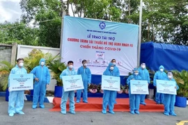 Trao tặng 10.000 túi thuốc hỗ trợ bệnh nhân điều trị COVID-19 tại nhà