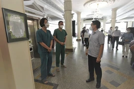 Phó thủ tướng thăm y bác sỹ và các khách sạn đang chung tay chống dịch 