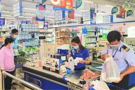 Nhiều siêu thị ở quận 7 mở cửa bán trực tiếp cho khách hàng