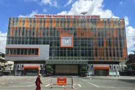 Thương nhân thắc mắc: Bao giờ được bán hàng trở lại?