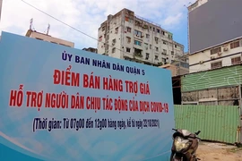 Người dân nhộn nhịp mua tôm, cá, rau, thịt... giá rẻ