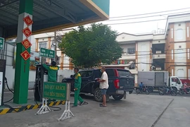 TP.HCM: Nhiều cửa hàng đã mở cửa bán xăng trở lại 