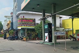Giá tăng mạnh, nhiều cửa hàng vẫn không có xăng để bán