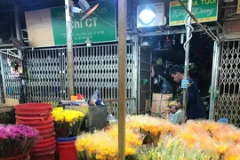 Trưa Tết Đoan Ngọ hoa tại chợ Đầm Sen vẫn còn tồn đến 20%. ẢNH: P.QUÍ 