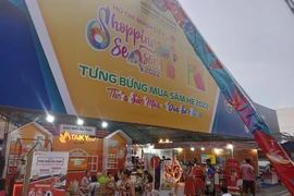 Nhộn nhịp khách tại Hội chợ Shopping Season- Tưng bừng mua sắm mùa hè 2022