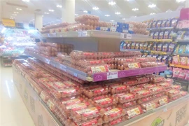 Trứng gà nhãn hàng riêng của siêu thị chiếm đa số trên kệ hàng . Ảnh chụp tối 8-9.