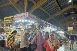 Khách Malaysia thích may đồ vest tại chợ đêm Bến Thành