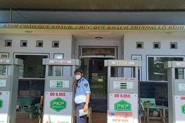 Dù hết xăng dầu để bán nhưng... buộc phải mở cửa