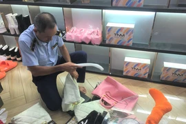 Quản lý thị trường TP.HCM kiểm tra cửa hàng thời trang của Trang "nemo"