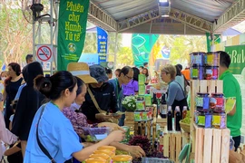 Bún dưa hấu, bánh tráng thanh long... hút khách tại Lễ hội Tết Xanh quà Việt