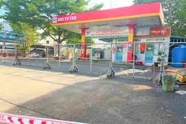 Một cửa hàng xăng dầu quận Gò Vấp dựng rào chắn, không còn các trụ bơm xăng dầu. Ảnh chụp ngày 26-1