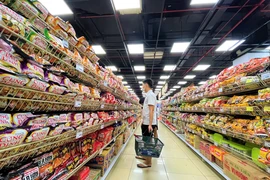 Nhiều siêu thị giảm giá mạnh để kích cầu 
