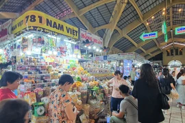 Lễ 30-4 và 1-5 chợ Bến Thành đón hơn 10.000 lượt khách đến tham quan mua sắm
