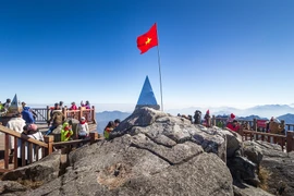 Du khách trên đỉnh Fansipan. ẢNH: Q.NGUYỄN