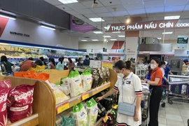 Người tiêu dùng mua gạo ở siêu thị. ẢNH: TÚ UYÊN
