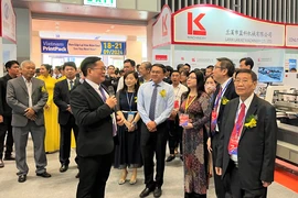Lãnh đạo Cục xúc tiến thương mại, Sở Thông tin Truyền thông TP.HCM, Hiệp hội in Việt Nam tham quan gian hàng tại triển lãm
