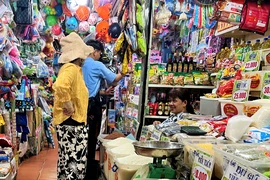 Người dân mua gạo ở chợ Tân Định, TP.HCM. ẢNH: TÚ UYÊN