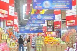 Siêu thị chuẩn bị hàng Tết và nhiều khuyến mãi. ẢNH: TÚ UYÊN
