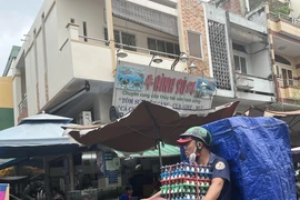 Chủ xe máy đa số thu nhập không cao. ẢNH: TÚ UYÊN