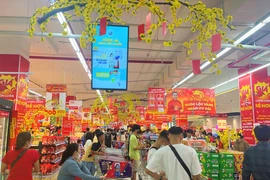 Người dân rục rịch đến siêu thị mua bánh kẹo, quần áo tết 