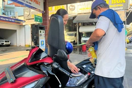 Người tiêu dùng đang hỗ trợ xăng lẻ. ẢNH: TÚ UYÊN