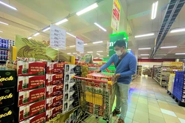 Siêu thị khuyến mãi bia. ẢNH: TÚ UYÊN