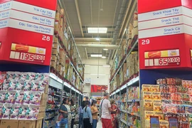 Người tiêu dùng chọn mua hàng hóa có khối lượng lớn để có giá rẻ hơn. Ảnh: TÚ UYÊN