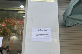 Cửa hàng vàng trên đường Trần Duy Dương thông báo tạm nghỉ tới 18-4. Ảnh: TÚ UYÊN