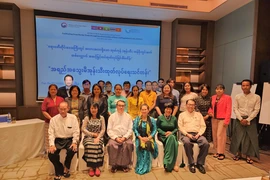 Chuyên gia hiệp hội dừa Việt Nam và thành viên hiệp hội dừa Myanmar trong buổi tập huấn. 