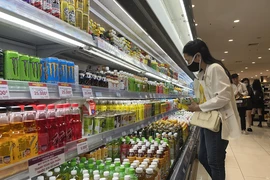 Người tiêu dùng mua nước giải khát tại siêu thị. Ảnh: TÚ UYÊN