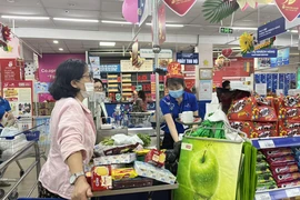 Siêu thị khuyến khích người dân sử dụng túi thân thiện môi trường khi mua sắm. Ảnh: TÚ UYÊN