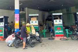 Người tiêu dùng đổ xăng tại cửa hàng quận Tân Bình. Ảnh: TÚ UYÊN