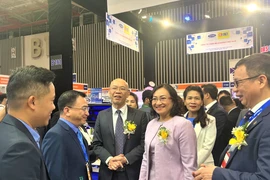 Bà Phan Thị Thắng, Thứ trưởng Bộ Công thương trao đổi cùng doanh nghiệp tại triển lãm. Ảnh: TÚ UYÊN
