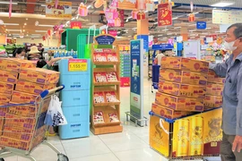 Người dân mua mì ăn liền ở siêu thị