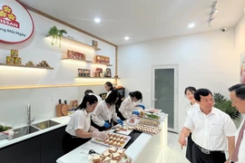 1 'ông lớn' chăn nuôi heo mở showroom livestream bán hàng 