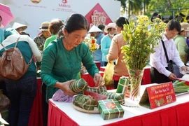 Trao 900 phần quà Tết tại Vĩnh Long và Cần Thơ cho gia đình khó khăn