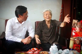 Chủ tịch UBND TP.HCM thăm, tặng quà người có công 