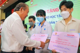 Trao tặng 200 suất học bổng cho học sinh, sinh viên dân tộc thiểu số