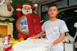 Mô hình ông già Noel, người tuyết khổng lồ làm từ xốp "hốt bạc" dịp Giáng sinh