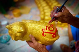 "Đột nhập" làng gốm Lái Thiêu xem làm mèo vàng đón Tết 